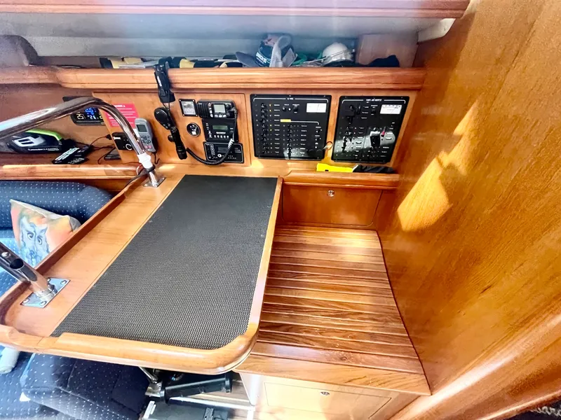 Slide: The Image of 2005 Hunter  41 Aft Cabin - 7839276