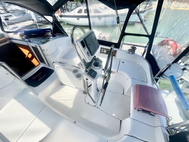 Slide: The Image of 2005 Hunter  41 Aft Cabin - 7839239