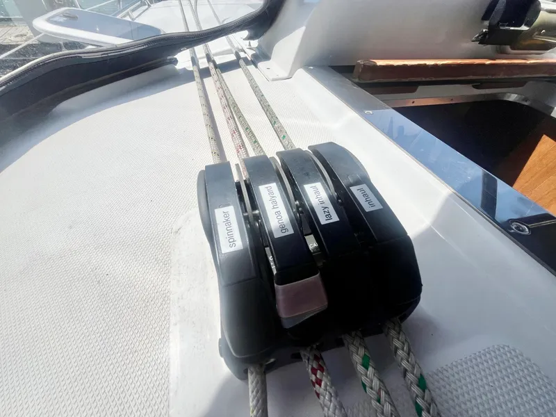Slide: The Image of 2005 Hunter  41 Aft Cabin - 7839242