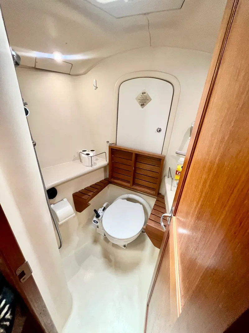 Slide: The Image of 2005 Hunter  41 Aft Cabin - 7839272