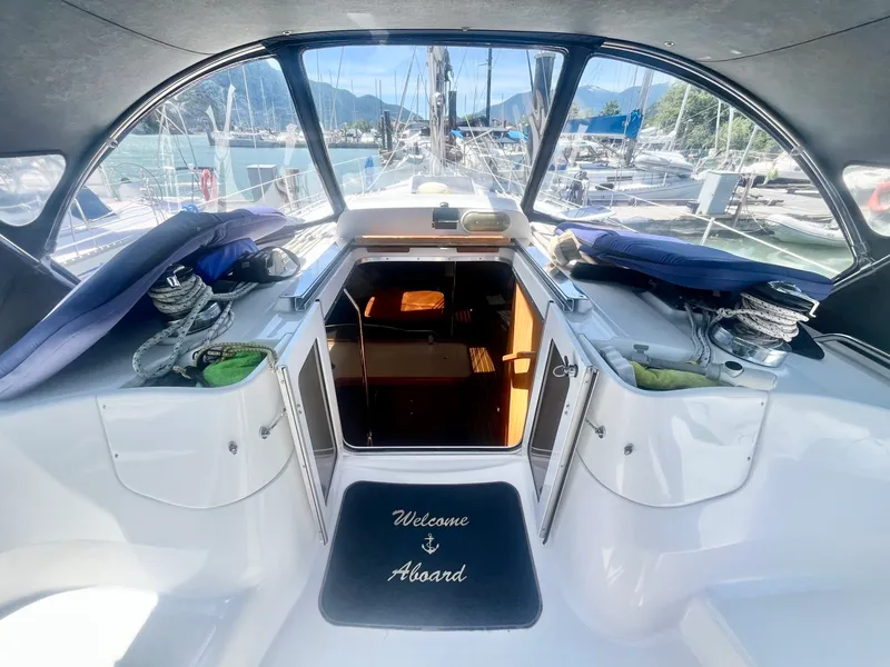 Slide: The Image of 2005 Hunter  41 Aft Cabin - 7839241