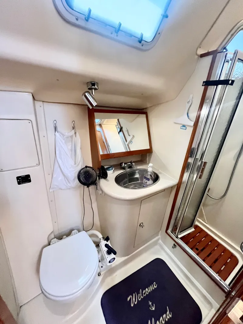 Slide: The Image of 2005 Hunter  41 Aft Cabin - 7839264