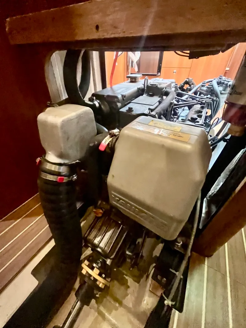 Slide: The Image of 2005 Hunter  41 Aft Cabin - 7839279