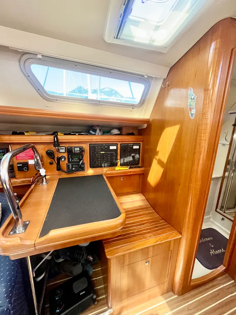 Slide: The Image of 2005 Hunter  41 Aft Cabin - 7839277