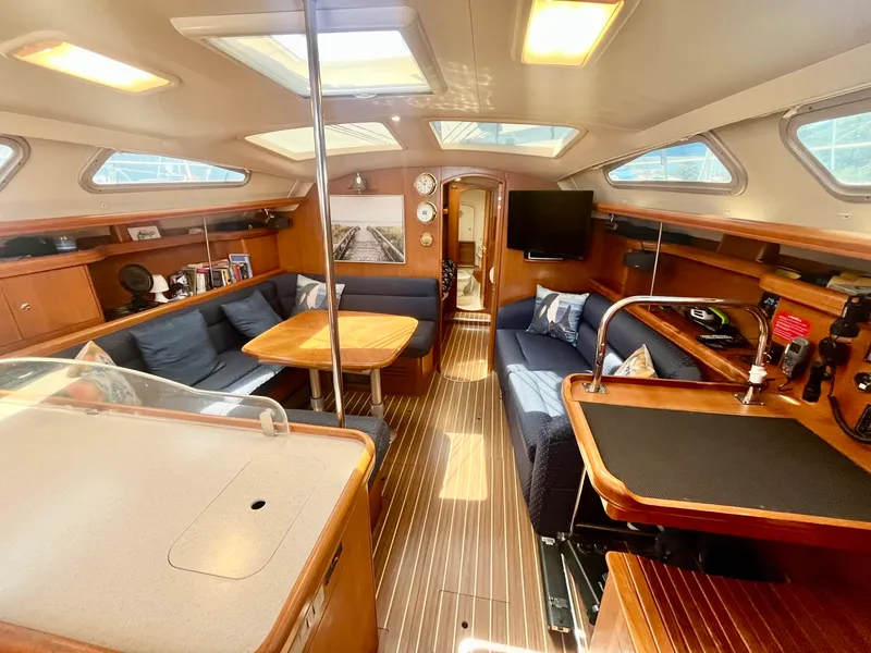 Slide: The Image of 2005 Hunter  41 Aft Cabin - 7839252