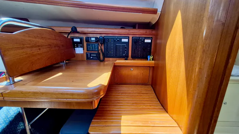 Slide: The Image of 2006 Hunter 410 Deck Salon - 7839613