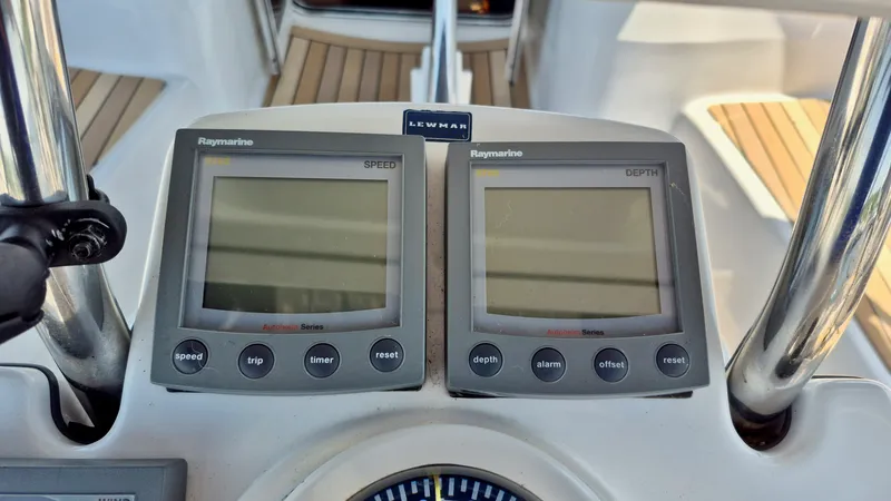 Slide: The Image of 2006 Hunter 410 Deck Salon - 7839599