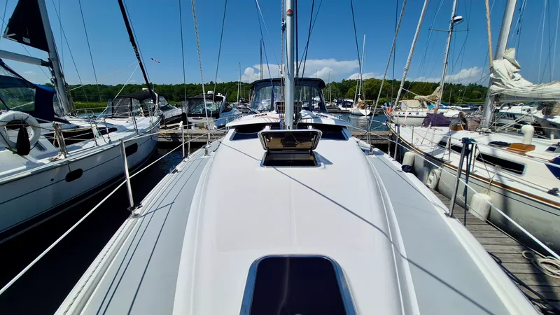 Slide: The Image of 2006 Hunter 410 Deck Salon - 7839580