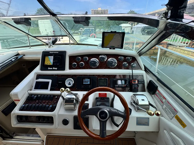Slide: The Image of 1998 Sea Ray 400 Express - 7839668