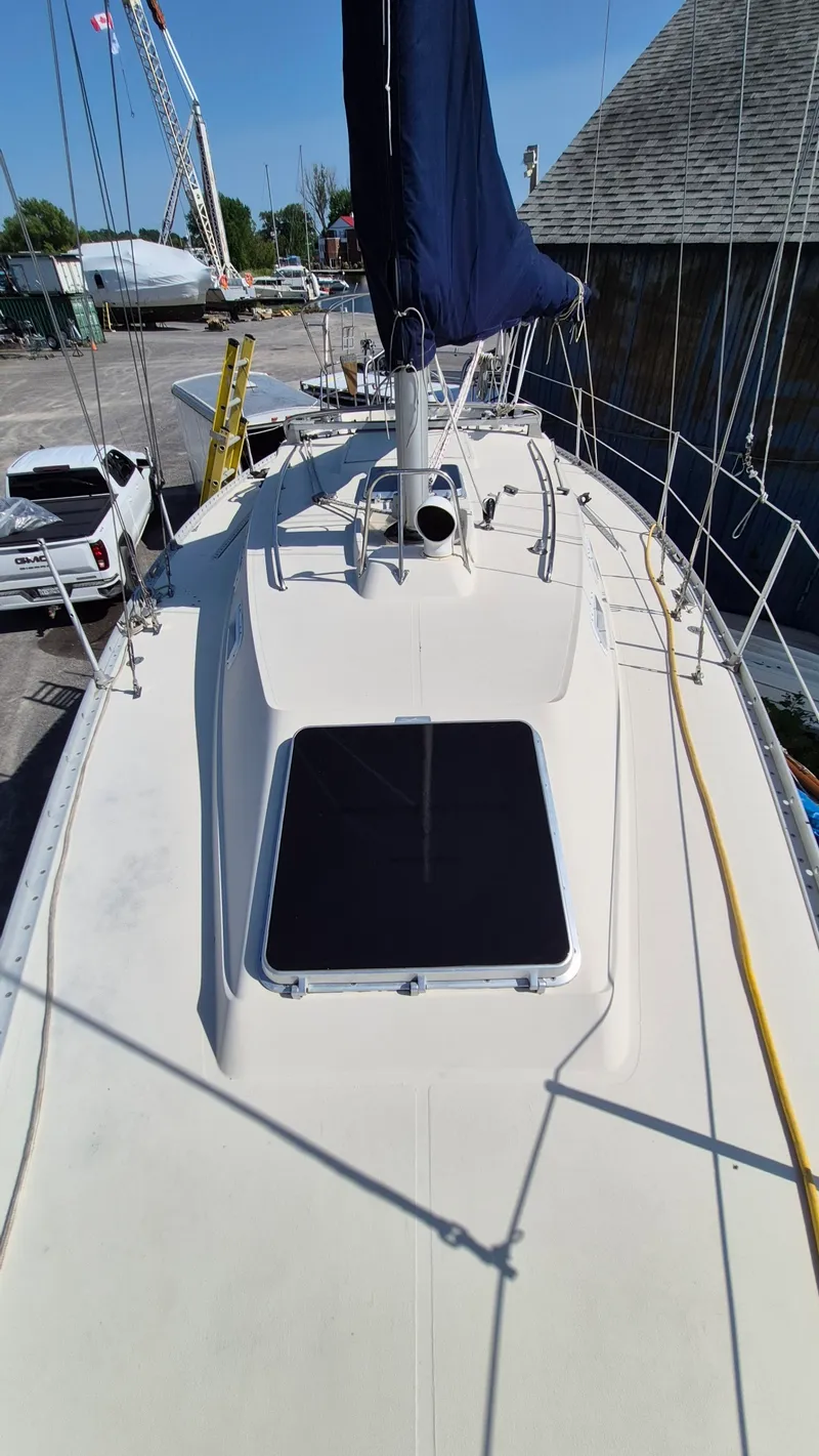 Slide: The Image of 1981 Canadian Sailcraft  CS 36 - 7840412