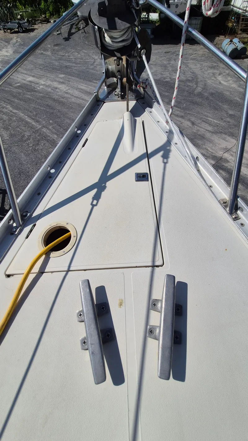 Slide: The Image of 1981 Canadian Sailcraft  CS 36 - 7840411
