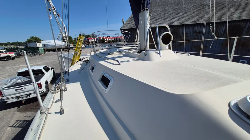 Slide: The Image of 1981 Canadian Sailcraft  CS 36 - 7840415