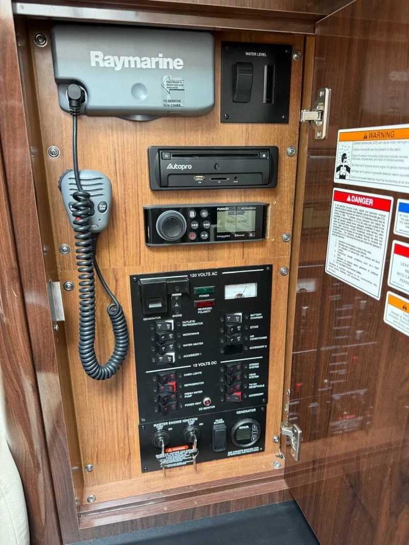 Slide: The Image of 2015 Sea Ray 330 Sundancer - 7840678