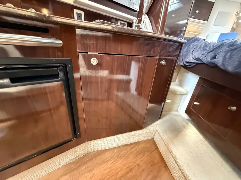 Slide: The Image of 2015 Sea Ray 330 Sundancer - 7840671