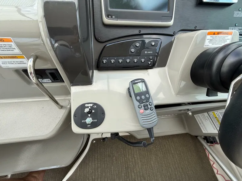 Slide: The Image of 2015 Sea Ray 330 Sundancer - 7840641