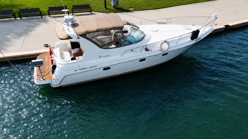 The Image of 1990 Cruisers Yachts 3375 - 7840956