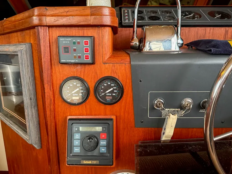 Slide: The Image of 1989 Tiara Yachts 3600 Convertible - 7841254