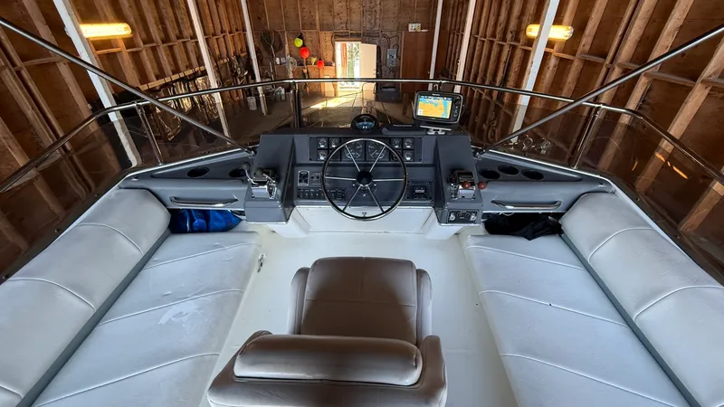 Slide: The Image of 1992 Bayliner 3688 Motoryacht - 7841660