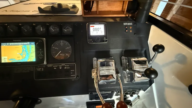 Slide: The Image of 1992 Bayliner 3688 Motoryacht - 7841681