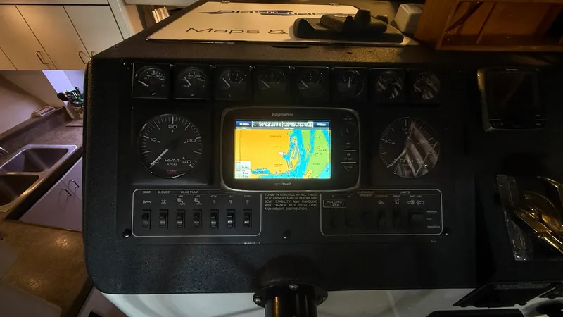 Slide: The Image of 1992 Bayliner 3688 Motoryacht - 7841710