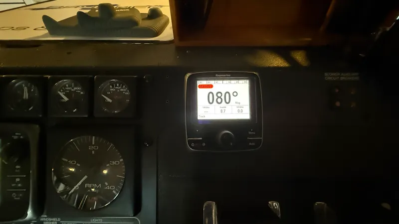 Slide: The Image of 1992 Bayliner 3688 Motoryacht - 7841709