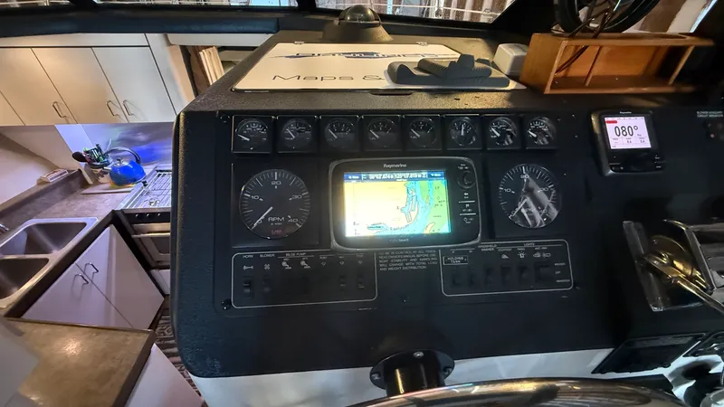 Slide: The Image of 1992 Bayliner 3688 Motoryacht - 7841680