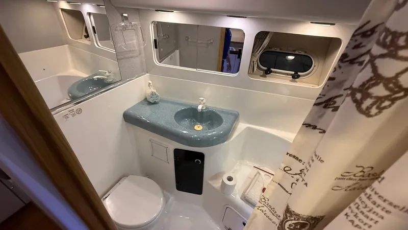 Slide: The Image of 1992 Bayliner 3688 Motoryacht - 7841688