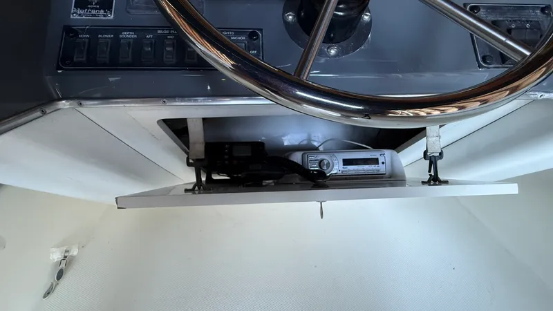 Slide: The Image of 1992 Bayliner 3688 Motoryacht - 7841717