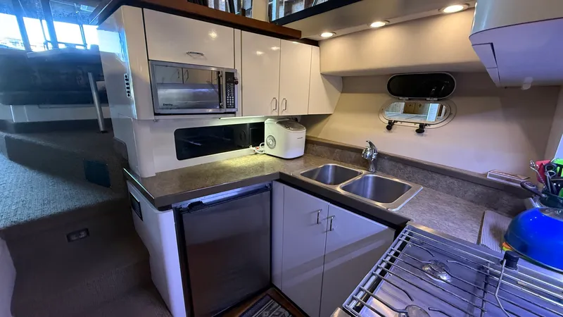 Slide: The Image of 1992 Bayliner 3688 Motoryacht - 7841685