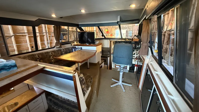 Slide: The Image of 1992 Bayliner 3688 Motoryacht - 7841668