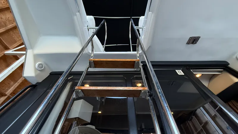 Slide: The Image of 1992 Bayliner 3688 Motoryacht - 7841656