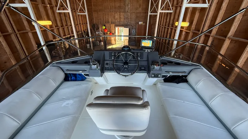 Slide: The Image of 1992 Bayliner 3688 Motoryacht - 7841659