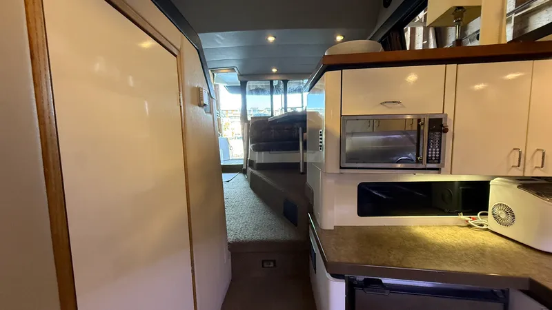 Slide: The Image of 1992 Bayliner 3688 Motoryacht - 7841697