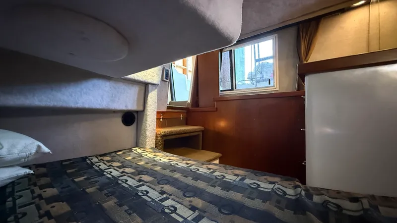 Slide: The Image of 1992 Bayliner 3688 Motoryacht - 7841672