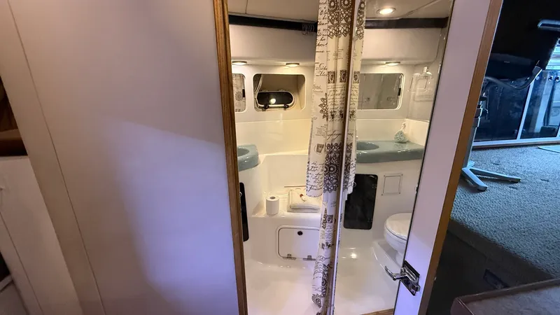 Slide: The Image of 1992 Bayliner 3688 Motoryacht - 7841687