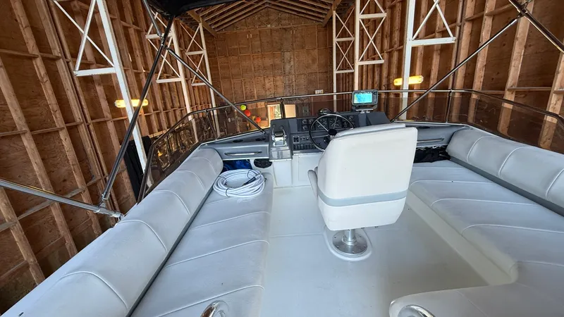 Slide: The Image of 1992 Bayliner 3688 Motoryacht - 7841658