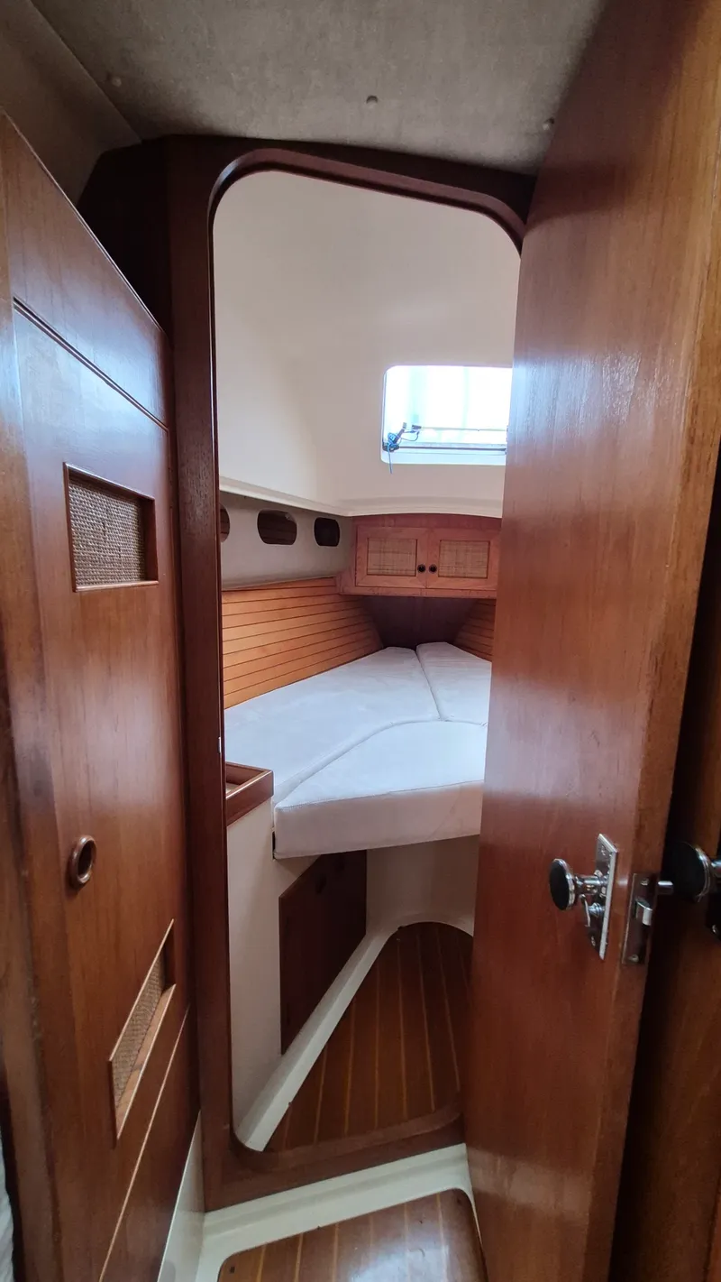 Slide: The Image of 1988 Canadian Sailcraft CS 36 MERLIN - 7842306