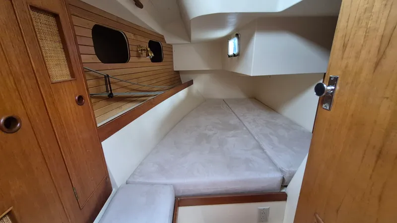 Slide: The Image of 1988 Canadian Sailcraft CS 36 MERLIN - 7842298