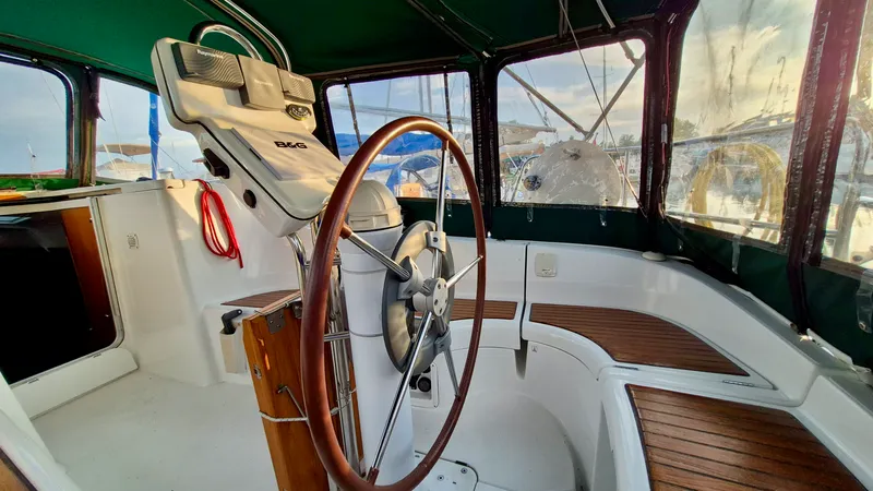 Slide: The Image of 2005 Beneteau 323 - 7842603