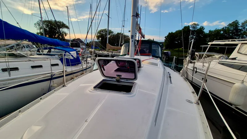 Slide: The Image of 2005 Beneteau 323 - 7842582