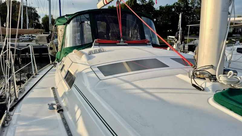 Slide: The Image of 2005 Beneteau 323 - 7842586