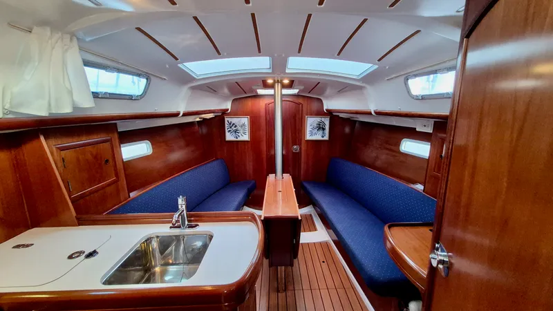 Slide: The Image of 2005 Beneteau 323 - 7842627