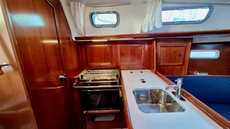 Slide: The Image of 2005 Beneteau 323 - 7842621