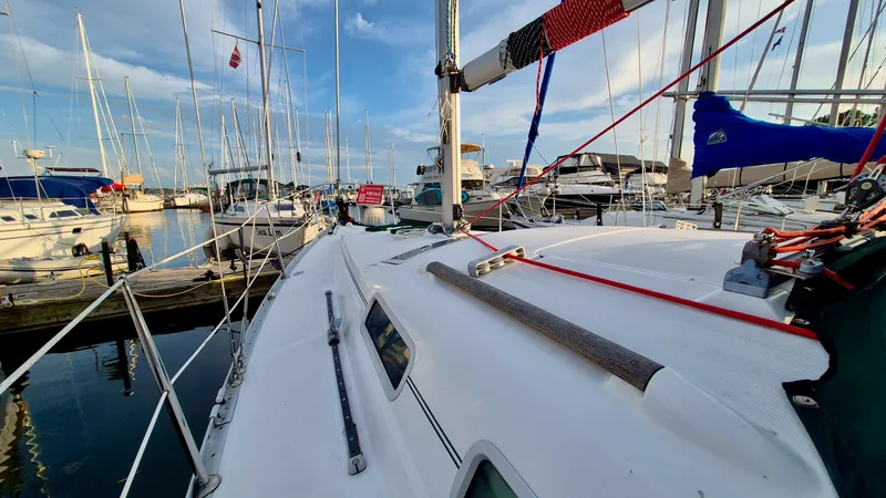 Slide: The Image of 2005 Beneteau 323 - 7842589