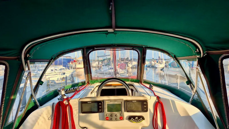 Slide: The Image of 2005 Beneteau 323 - 7842607