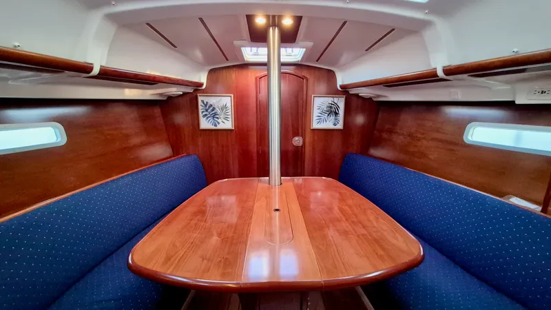 Slide: The Image of 2005 Beneteau 323 - 7842631