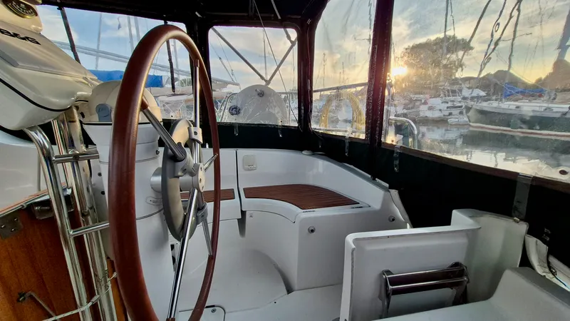 Slide: The Image of 2005 Beneteau 323 - 7842602