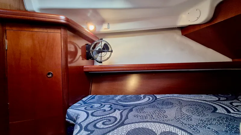 Slide: The Image of 2005 Beneteau 323 - 7842633