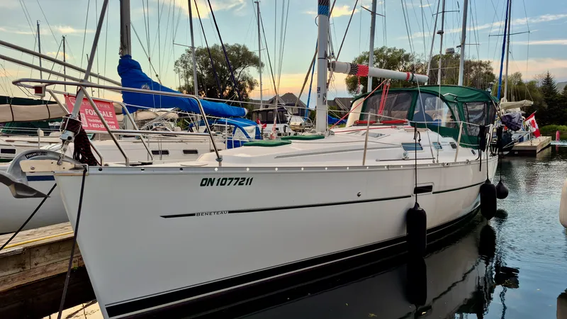 Slide: The Image of 2005 Beneteau 323 - 7842580