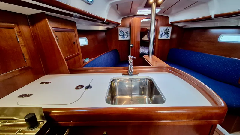 Slide: The Image of 2005 Beneteau 323 - 7842624